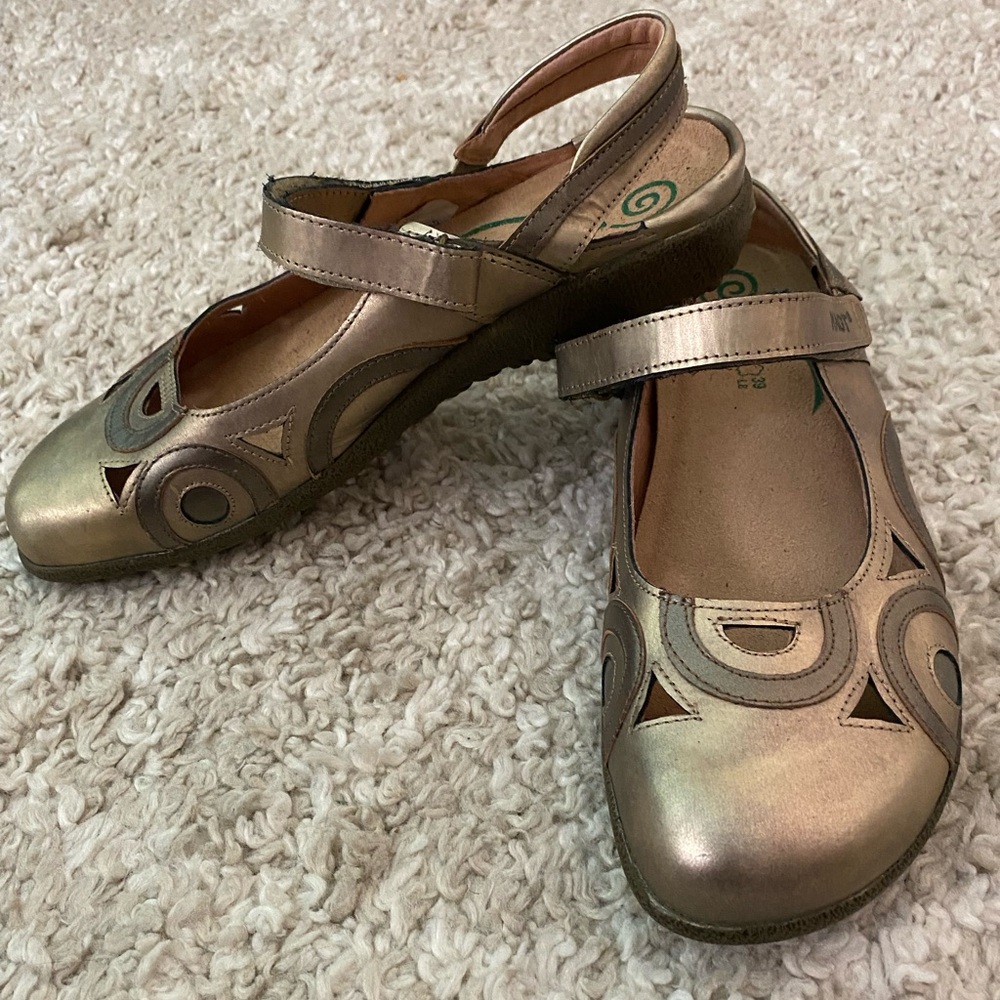 Naot gold Mary Jane style shoes. Size 39